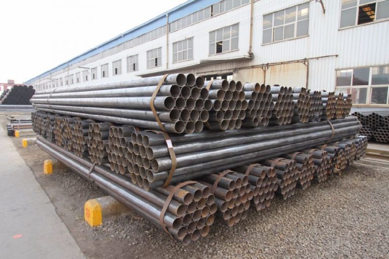 Perbedaan Antara Hitam Steel Pipe Dan Galvanized Steel Pipe Berjajar Pipa Berpakaian Pipa